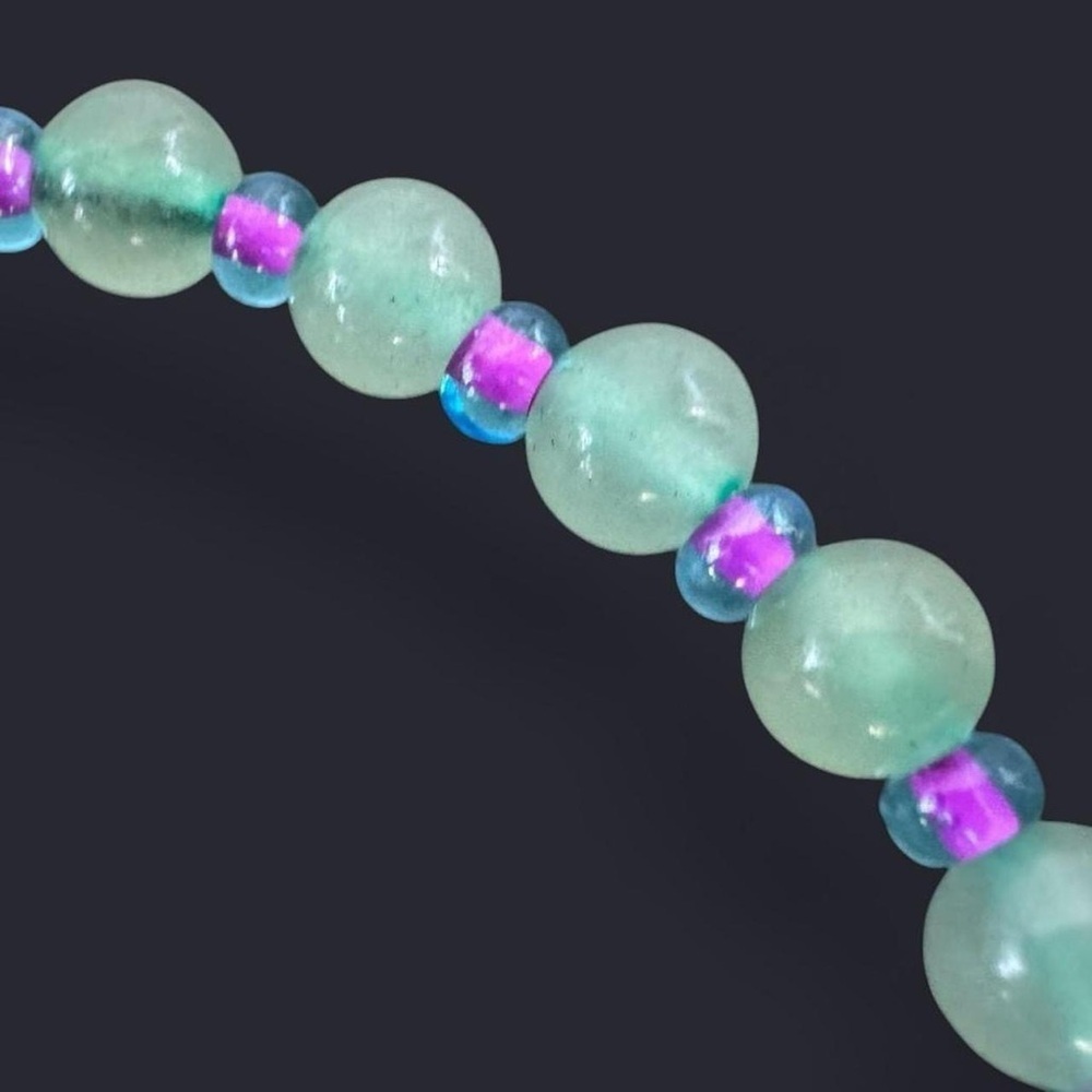 Green Fuchsia Glass Bead Bracelet 6mm - Picture 4 of 5